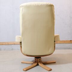 北欧ノルウェーのメーカーHjellegjerde(イエリアーダ)本革リクライニングチェア&オットマンです。上質なレザーと北欧スタイルのデザインがモダンなパーソナルチェアです。