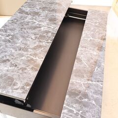 dinos(ディノス)取り扱いの天板下に収納スペースを備えた大理石調