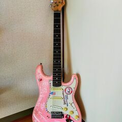 【エレキギター】ピンクのキティちゃん仕様USAフェンダーストラト...