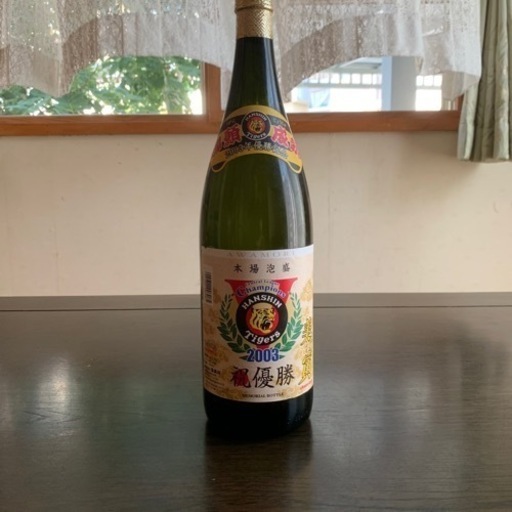 2003 年　阪神タイガース優勝記念ボトル1800ml　43度　\n本場泡盛　多良川酒造　美ら寅