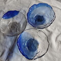 ブルーの涼しげガラス食器未使用品、３つまとめて。