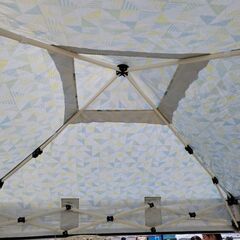 【数回のみ使用の美品☆お洒落な柄】タープテント　２m×２m　注水ウェイト４つ、サイドシート付き　
