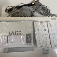 【取引中】Wii 本体箱付き、Wiiリモコン4つ、ソフト4本付