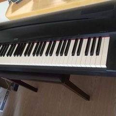 電子ピアノ(脚つきキーボード)