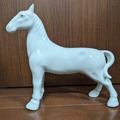 【無料】陶器製　馬の置物白20cm × 20cm