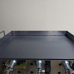 新品未使用品　鉄板焼き　６ミリ鉄板　お好み焼きそば　学園文化祭り　３辺フチ付　便利な持ち手付き　グリラー　キャンプ　ＢＢＱ　新品　プロパンガスグリドル　鉄板焼き機器　屋台　店舗　祭り　幅60