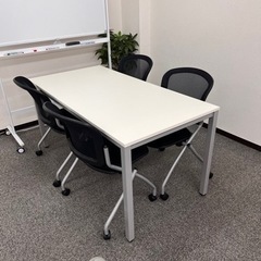 メッシのオフィスチェア4客と白いテーブルセット 家具 オフィス用...