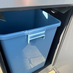 ジュースカップ　缶　ビン　回収ボックス