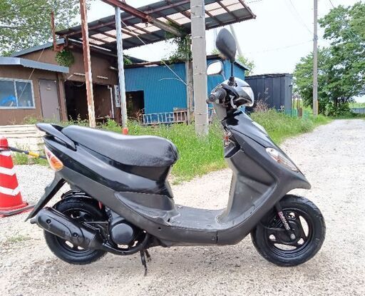優れたエンジン。SYM (DD50)。非常に速いバイク。 キャブレターのオーバーホールが完了しました。 バッテリーは新品。 フロントタイヤはほぼ新品。サイドスタンド付き。フロントディスクブレーキ付き。 ◆安い価格で安心して乗れる良いバイクを提供しています。 優れたエンジン。SYM (DD50)。非常に速いバイク。 キャブレターの