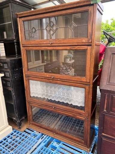 輸入家具の本棚です。