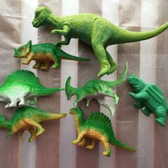 恐竜フィギア グリーン系  立たせにくいもの、もうすぐにこけるも...