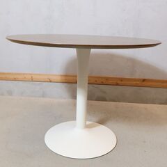 北欧デンマークのブランドBoConcept(ボーコンセプト)のNew York(ニューヨーク) ダイニングテーブルです。曲線を描くベースとスリムな天板が、どんな空間にも優雅さを添えるラウンドテーブル♪