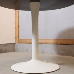 北欧デンマークのブランドBoConcept(ボーコンセプト)のNew York(ニューヨーク) ダイニングテーブルです。曲線を描くベースとスリムな天板が、どんな空間にも優雅さを添えるラウンドテーブル♪