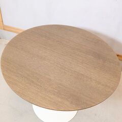 北欧デンマークのブランドBoConcept(ボーコンセプト)のNew York(ニューヨーク) ダイニングテーブルです。曲線を描くベースとスリムな天板が、どんな空間にも優雅さを添えるラウンドテーブル♪