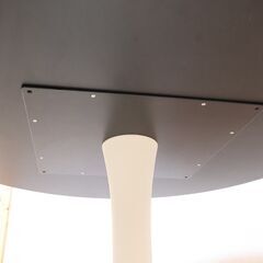 北欧デンマークのブランドBoConcept(ボーコンセプト)のNew York(ニューヨーク) ダイニングテーブルです。曲線を描くベースとスリムな天板が、どんな空間にも優雅さを添えるラウンドテーブル♪