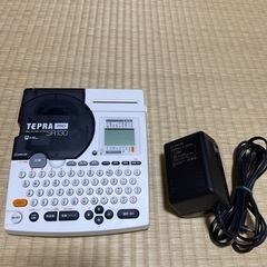 テプラ　Pro SR130 本体と電源、白テープ付き。