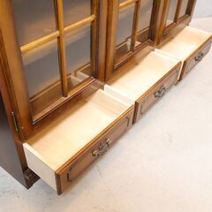 Karimoku(カリモク家具)の人気シリーズCOLONIAL(コロニアル)のHC4500NK サイドボードです。アメリカンカントリースタイルのクラシカルなリビングボードはお部屋を上品な空間に♪