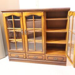 Karimoku(カリモク家具)の人気シリーズCOLONIAL(コロニアル)のHC4500NK サイドボードです。アメリカンカントリースタイルのクラシカルなリビングボードはお部屋を上品な空間に♪