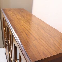 Karimoku(カリモク家具)の人気シリーズCOLONIAL(コロニアル)のHC4500NK サイドボードです。アメリカンカントリースタイルのクラシカルなリビングボードはお部屋を上品な空間に♪