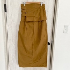 黄土色のスカート