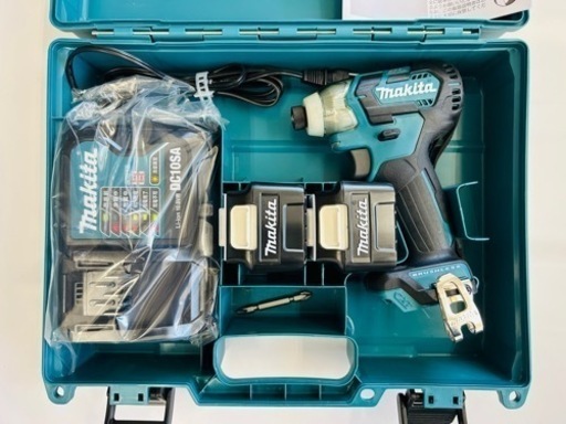 【展示品未使用】マキタ インパクトドライバTD111(10.8V)青 トルク135Nm 4Ahバッテリ2本・充電器付 TD111DSMX