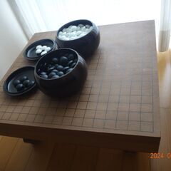 【ネット決済・配送可】脚付き囲碁盤と碁石セット