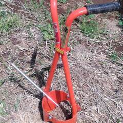 移植苗の開閉式植え付け器　マルチへの植え穴あけ、植え付けができる