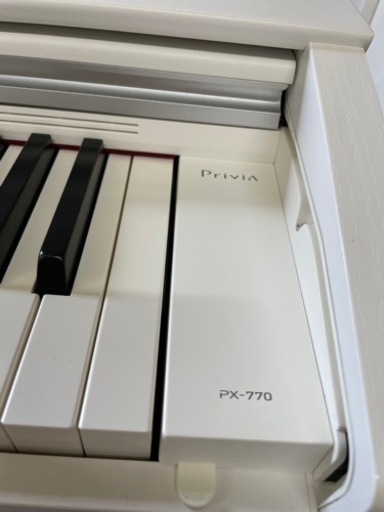 2022年製　中古美品、新品同様CASIO PX-770WE (ホワイトウッド調)電子ピアノ Ｐｒｉｖｉａ（プリヴィア）（８８鍵盤）