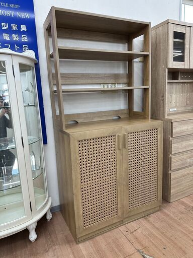 ▼値下げ▼【展示品・未使用品】キッチン収納 キャビネット ラタン調 コード穴 収納棚 幅90cm 参考価格31,990円  自社配送時代引き可※現金、クレジット、スマホ決済対応※【送料に設置込】