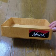 NANGAナンガのステッカーを貼った木の箱