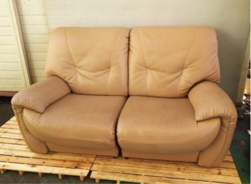 【5月20日まで掲載】2人かけソファー【サイズ：幅150cm 奥行91cm 高さ84cm】 膝下サイズ38cm　合皮？ 革？ ベージュ系