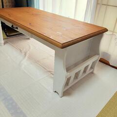 ブックシェルフと引き出し付き木製テーブル