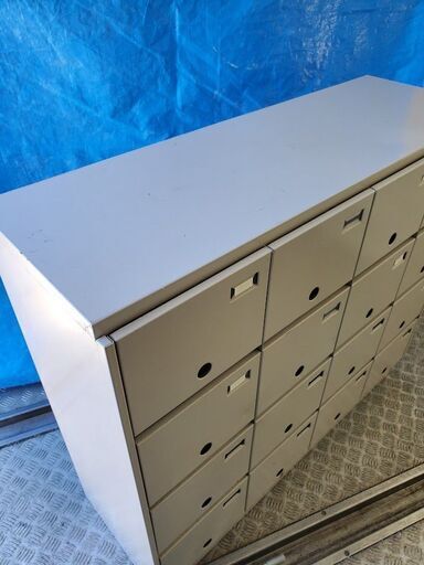 コクヨ シューズボックス SX-D44F1 4列4段16人用 扉付きタイプ 近場配達 可