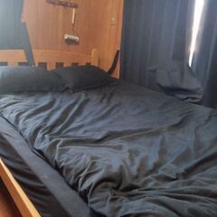 寝具一式カバーと太陽光を通さないカーテン