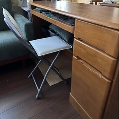 コンパクトでスリムでナチュラルかわいい机と椅子のセット。