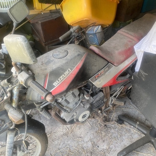 スズキ・250です・バイクです。不動車です。書類が出てきたので・金額を上げました。