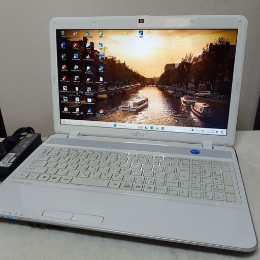 【お取引中です】FUJITSU　LIFEBOOK　15インチ　i5　8GB　SSD（256）　カメラ　Wi-Fi　マルチ　office2021　テンキー　Windows11　23H2　②