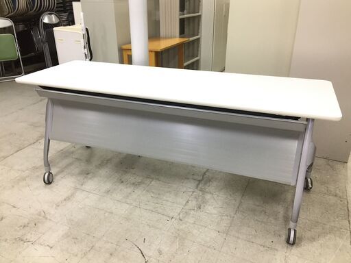 中古　良品　コクヨ　スタックテーブル　スタッキングテーブル　フォールディングテーブル　ホワイト　跳ね上げ式　折り畳み会議テーブル　折りたたみ会議机　平行スタック収納　棚付　幕板付　キャスター付　W1800×D600×H720　愛知　一宮市　江南市　稲沢市　岩倉市　名古屋　岐阜　三重　グッドプライス一宮