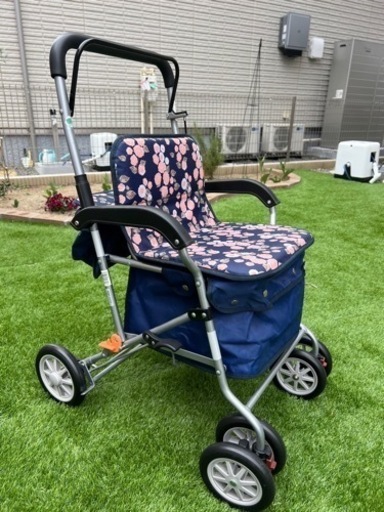 新品☆シルバーカー荷物たっぷり♪幅広座面で座りやすい！フラワーネイビー