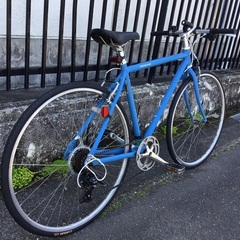 ＜整備済・美品車＞WEEKENDBIKES（ウィークエンドバイクス）前後タイヤとグリップ新品交換で超お得品！ クロスバイク・シマノ7段変速 ブルー・サイズ510㎜・清掃済みで綺麗です