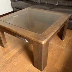 正方形のガラステーブル