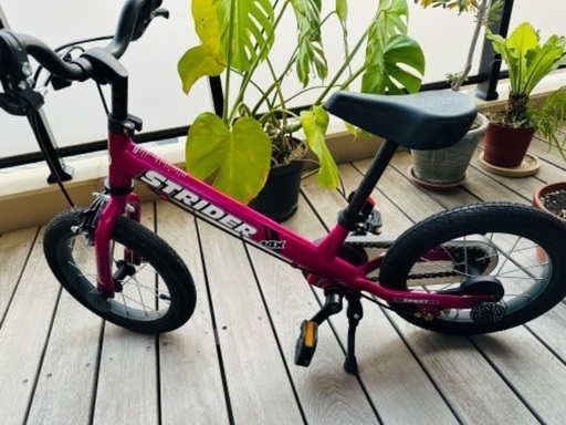 ストライダー 14インチ フューシャピンク キッズバイク ペダル付き ストライダー 14インチ フューシャピンク キッズバイク ペダル付き