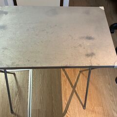 組み立て式の折りたたみテーブル
