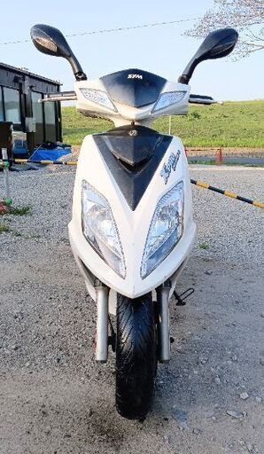 優れたエンジン。2018年モデル。SYM X-pro(Fighter 150 cc)。バッテリーはほぼ新品。フロントタイヤはほぼ新品。リアタイヤはほぼ新品。非常に速いバイク。エンジンオイルは新品。サイドスタンド付き。フロントディスクブレーキ付き。 ◆安い価格で安心して乗れる良いバイクを提供しています。