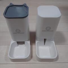 犬猫用の自動給水器（右）、自動給餌器（左）　猫に使用　機械式では...