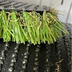 人工芝毛の長さ3.5cm   幅100cm 縦の長
さ325cmと430cm