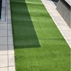 人工芝毛の長さ3.5cm   幅100cm 縦の長
さ325cmと430cm