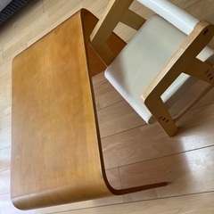 ミニマルな机と椅子(幼児用)