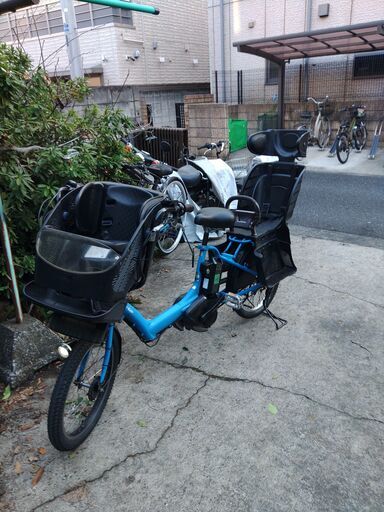 ｄ97土日もお子様と土足のままいろいろなタイプの電動自転車のご試乗可能です。  ️電動自転車・リサイクル専門店　　ご試乗をしてから、ご購入できます。  ２０インチ、チャイルドシート、２人乗り、３人乗り、１人乗り電動自転車  バカ良心的な電動自転車屋１００日間・安心の無料点検・️無料交換保証サービス付き  後ろチャイルドシートを大きめのかごに変更のオプション無料です。  バッテリーは新品の９０％以上の性能です。  １回の充電で３