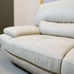 関家具/RELAX  FORM リラックスフォームよりTREVISO(トレビソ)2.5人掛けソファです。船底デザインのモダンな2Pソファ。ワイドなサイズと包み込まれるような座り心地が快適な空間に。